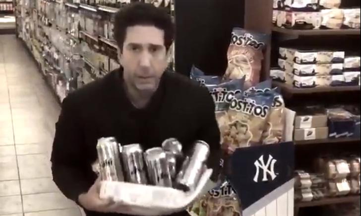 Ross uit Friends steelt bier